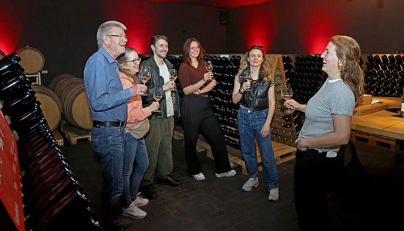 Luisa Albrecht (rechts) weiht Besucher im Weingut Albrecht-Kiessling zwischen Rüttelpulten im Keller ins Sektmachen ein. Luisa Albrecht (rechts) weiht Besucher im Weingut Albrecht-Kiessling zwischen Rüttelpulten im Keller ins Sektmachen ein.