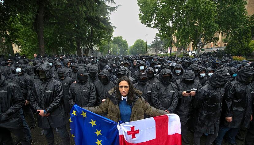 Weder Massenproteste noch Interventionen von wichtigen Geldgebern konnten die georgische Regierung davon abhalten das umstrittene Gesetz gegen Auslandseinfluss zu verabschieden. Weder Massenproteste noch Interventionen von wichtigen Geldgebern konnten die georgische Regierung davon abhalten das umstrittene Gesetz gegen Auslandseinfluss zu verabschieden.