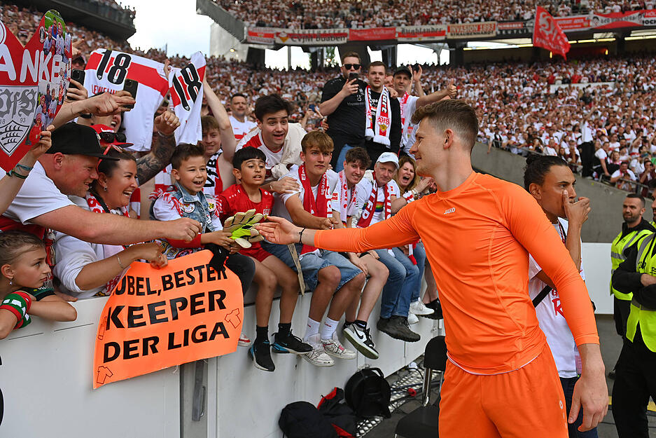2023 geht es für Alexander Nübel zurück in die Bundesliga: Der Torhüter wird vom FC Bayern München an den VfB Stuttgart ausgeliehen und feiert direkt in seiner ersten Saison die Vizemeisterschaft mit den Fans.