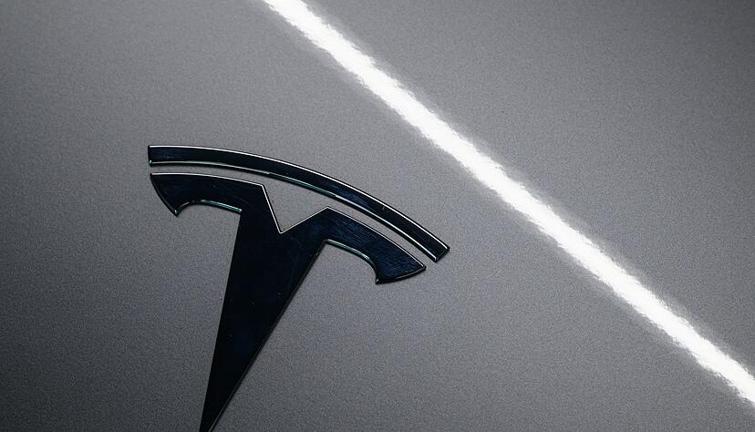 Laut Tesla-Chef Elon Musk liegt die Zukunft der Firma in selbstfahrenden Autos und Robotern. (Archivbild)