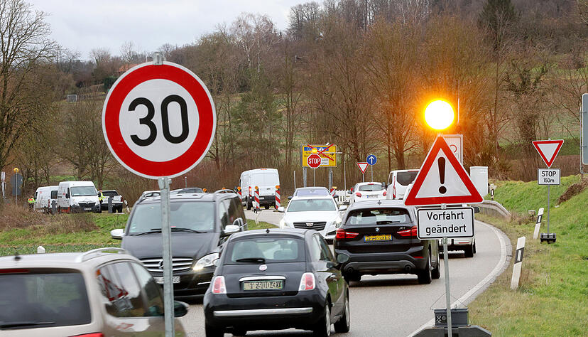 Nun ist auch Tempo 30 auf der L1101, hier aus Richtung Erlenbach, vorgeschrieben. Schilder weisen deutlich auf die geänderte Verkehrsführung und die folgende Stopp-Stelle hin, um der B39-Abfahrt Vorfahrt zu gewähren. Nun ist auch Tempo 30 auf der L1101, hier aus Richtung Erlenbach, vorgeschrieben. Schilder weisen deutlich auf die geänderte Verkehrsführung und die folgende Stopp-Stelle hin, um der B39-Abfahrt Vorfahrt zu gewähren.
