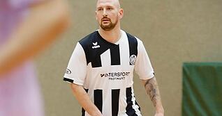 Neues Jahr, neue Frisur &ndash; neues Gl&uuml;ck? Trainer Manuel Fischer pr&auml;sentiert sich beim &Uuml;30-Erfolg seines VfR Heilbronn in Neuenstadt optisch kampfbereit.