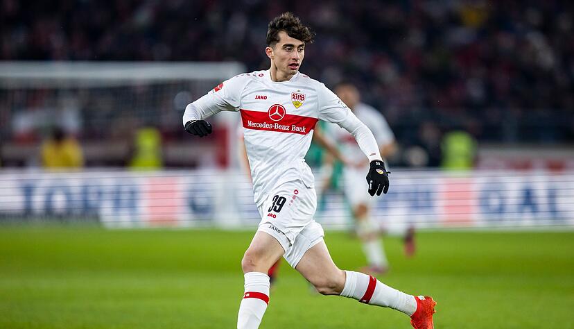 Stürmer Thomas Kastanaras wechselt aus Stuttgart nach Augsburg. (Archivbild) Stürmer Thomas Kastanaras wechselt aus Stuttgart nach Augsburg. (Archivbild)