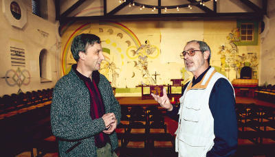 &bdquo;Auf Gemeinschaft angelegt&ldquo;: Pfarrer Dieter Kern (links) und Friedrich Sigmund in der Kirche. Im Hintergrund die Wandmalerei von Adam Lude D&ouml;ring.Foto: Claudia Wachter