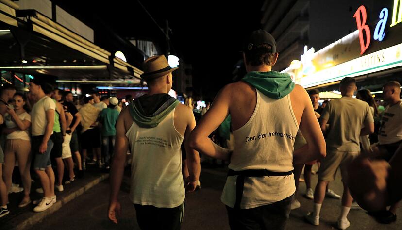 Vorwiegend junge Leute gehen am Abend durch die Schinkenstraße im Party-Viertel Ballermann auf Mallorca. Vorwiegend junge Leute gehen am Abend durch die Schinkenstraße im Party-Viertel Ballermann auf Mallorca.