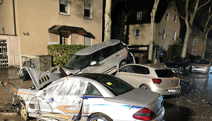 In der Paul-Göbel-Straße in Heilbronn verursacht der Fahrer dieses Mercedes SL 55 AMG einen Unfall. Er ist seither auf der Flucht.