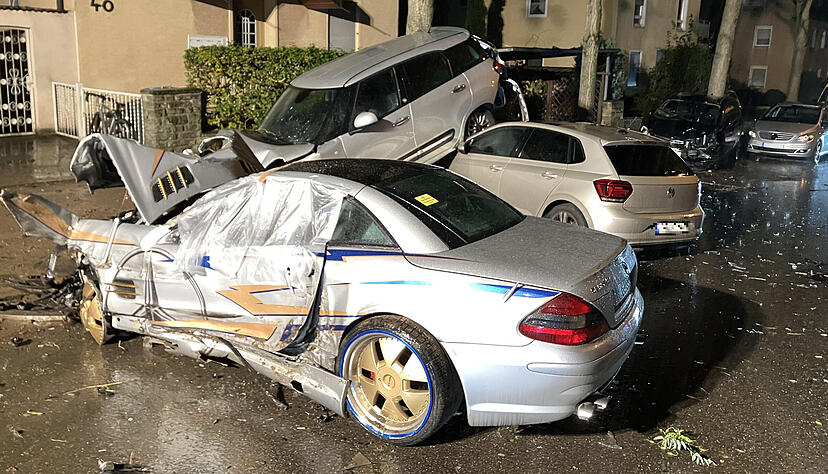 In der Paul-G&ouml;bel-Stra&szlig;e in Heilbronn verursacht der Fahrer dieses Mercedes SL 55 AMG einen Unfall. Er ist seither auf der Flucht.