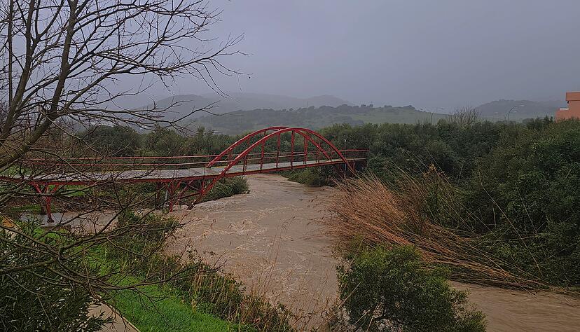 In der Region M&aacute;laga wurde weiter nach einer Frau gesucht, die von den Wassermassen fortgerissen worden war.