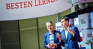 Beim Gipfeltreffen der Weltmarktf&uuml;hrer in Schw&auml;bisch Hall heben EBM-Papst-Technikchef Tomas Smetana (links) Niklas-Alexander Mau&szlig; von Circular Republic die Bedeutung lokaler Kreislaufwirtschaft hervor.