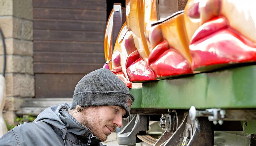 Dennis Stegmaier wartet den Tausendf&uuml;&szlig;ler, eine neue Wasserbahn auf Kinder.