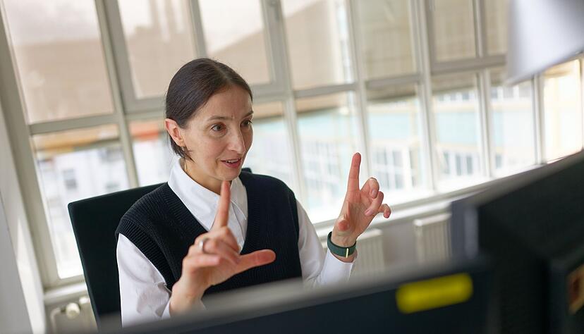 KI erhält zunehmend Einzug in den Arbeitsalltag: Karoline von dem Bussche führt Kolleginnen und Kunden an diverse Tools heran und zeigt, wie man damit arbeitet. KI erhält zunehmend Einzug in den Arbeitsalltag: Karoline von dem Bussche führt Kolleginnen und Kunden an diverse Tools heran und zeigt, wie man damit arbeitet.