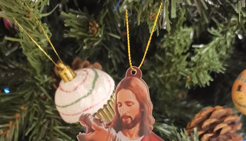 Solch skurriler Christbaumschmuck stand im Dezember zum Verkauf.