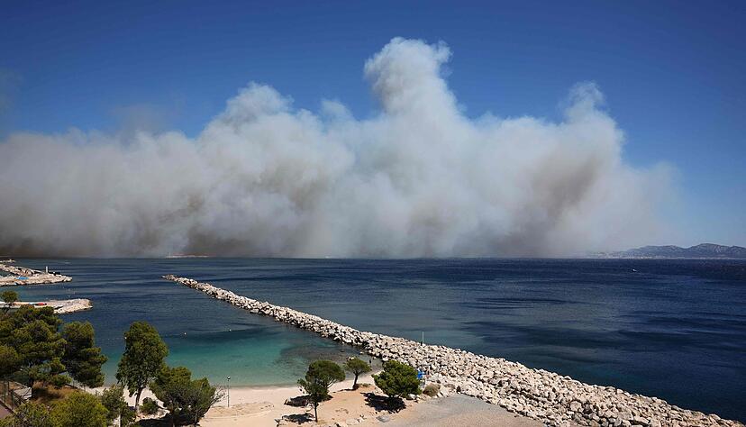 Riesige Rauchwolken versetzen die Bewohner von Marseille in Schrecken.