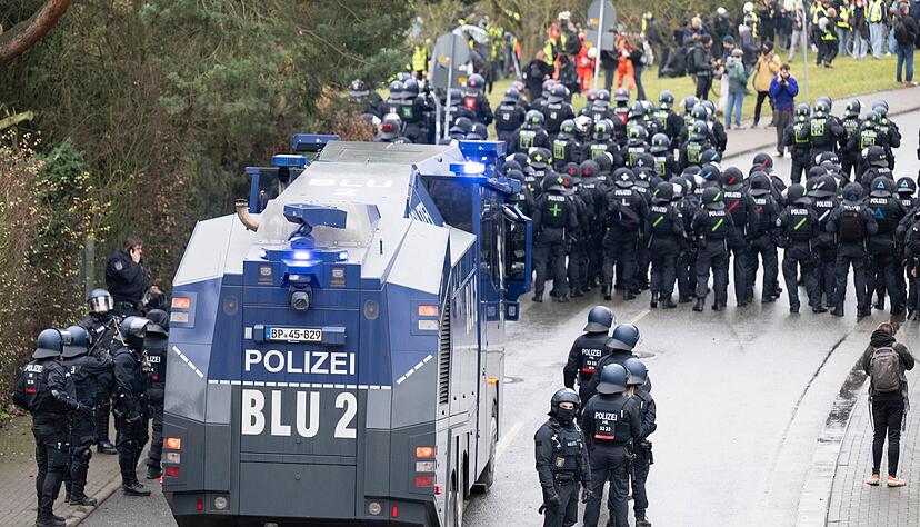 Die Polizei setzte mehrfach Wasserwerfer ein.