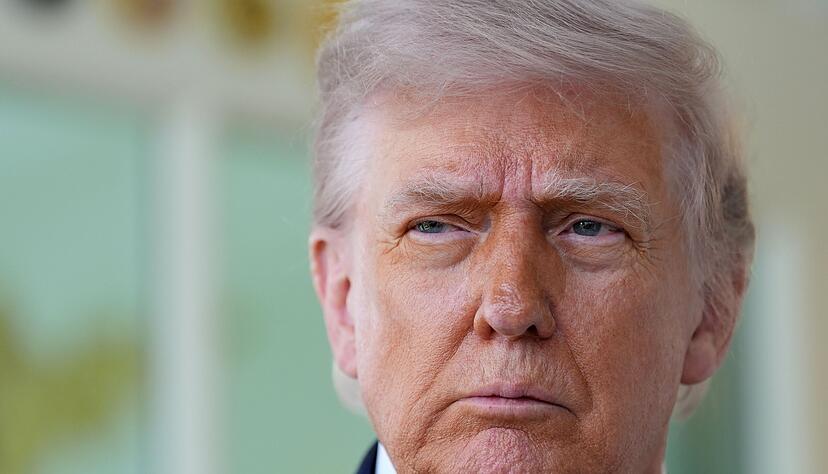 US-Pr&auml;sident Donald Trump vor dem Oval Office im Wei&szlig;en Haus. Sein wechselhafter Kurs im Iran-Konflikt sorgt weltweit f&uuml;r erh&ouml;hte Schwankungen an den Aktienm&auml;rkten. (Archivbild)