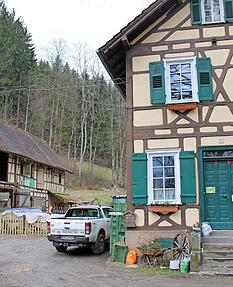 Aus dem Verwaltungsgebäude und dem Stall entstand das Landgut an der Lauter mit der Nutztier-Arche und einem Hofladen. Aus dem Verwaltungsgebäude und dem Stall entstand das Landgut an der Lauter mit der Nutztier-Arche und einem Hofladen.