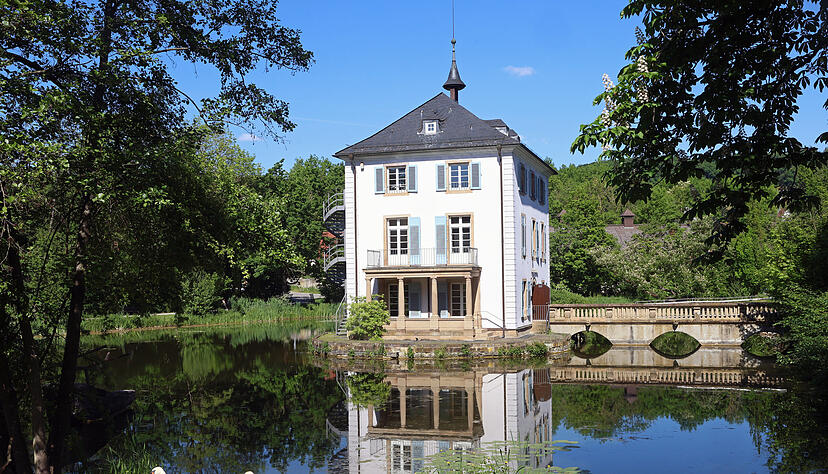 Im Trappenseeschlösschen mitten auf dem Trappensee befindet sich das Literaturhaus. Im Trappenseeschlösschen mitten auf dem Trappensee befindet sich das Literaturhaus.
