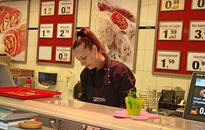 Ricarda Kraft ist erst im M&auml;rz wieder in ihren Beruf Fleischereifachverk&auml;uferin eingestiegen.