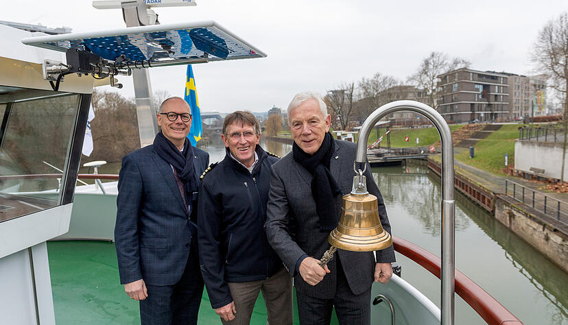 Schiff ahoi! mit (von links) HMG-Chef Steffen Schoch, Weiße-Flotte-Kapitän Karl Hofstätter und Oberbürgermeister Harry Mergel. Schiff ahoi! mit (von links) HMG-Chef Steffen Schoch, Weiße-Flotte-Kapitän Karl Hofstätter und Oberbürgermeister Harry Mergel.
