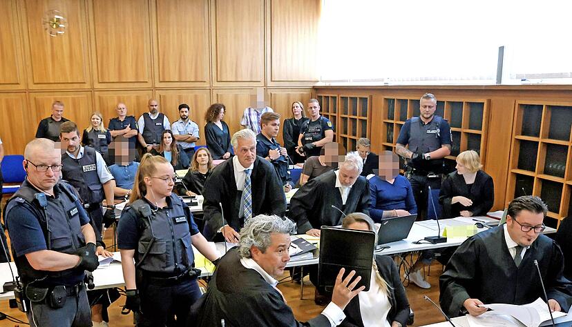 Erhöhte Sicherheitsvorkehrungen im Großen Saal des Landgerichts: Sieben Beschuldigte sitzen seit Donnerstag auf der Anklagebank. Sie sollen gewerbsmäßig Drogen ins Gefängnis geschmuggelt und dort verkauft haben.
Foto: Ralf Seidel