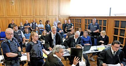 Erhöhte Sicherheitsvorkehrungen im Großen Saal des Landgerichts: Sieben Beschuldigte sitzen seit Donnerstag auf der Anklagebank. Sie sollen gewerbsmäßig Drogen ins Gefängnis geschmuggelt und dort verkauft haben.
Foto: Ralf Seidel