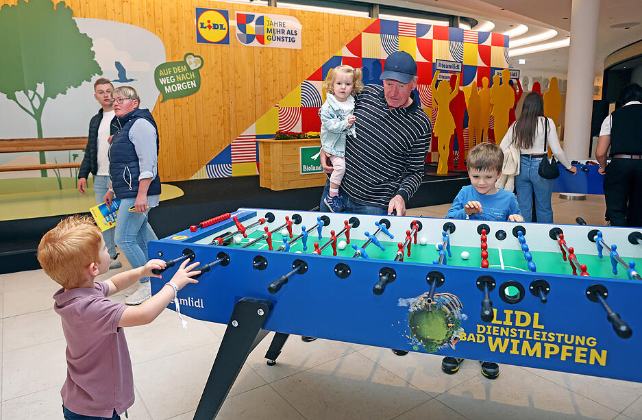 Am Tischkicker spielen jung und alt.