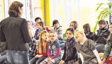 Aufmerksam hören die Kinder zu, als Susanne Wilpers sie in die Wunder des menschlichen Gehirns einweiht. Foto: Dennis Mugler