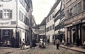 In der unteren Torstraße: Die Stadtbücherei (Mitte) war früher das Rathaus. In der unteren Torstraße: Die Stadtbücherei (Mitte) war früher das Rathaus.