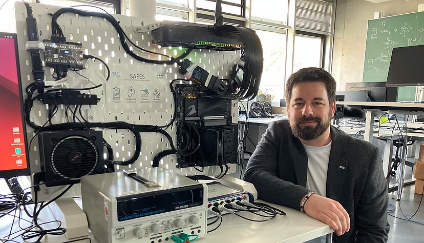 Wie viel Strom braucht eine KI-Anwendung? Damit befasst sich ein Projekt um Professor Marco Wagner von der Hochschule Heilbronn. Er forscht zu nachhaltiger KI. Wie viel Strom braucht eine KI-Anwendung? Damit befasst sich ein Projekt um Professor Marco Wagner von der Hochschule Heilbronn. Er forscht zu nachhaltiger KI.