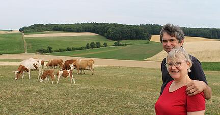 Sind bei den K&auml;lbern und den K&uuml;hen auf der Weide: Susanne St&ouml;cker und Martin Hau&szlig;ecker.