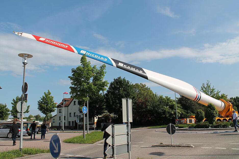 Juni 2013: Schwerlaster transportiert Rotorblatt für Windrad durch Pfedelbach.