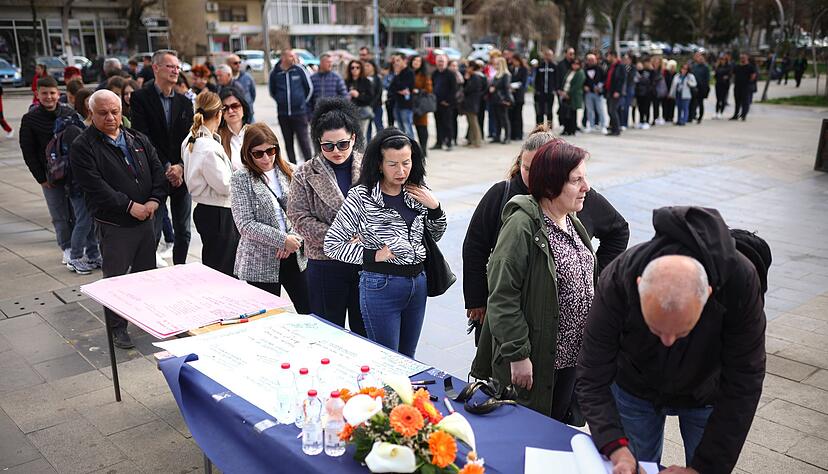 Nach der verheerenden Brandkatastrophe in der Diskothek in Kocani mit mindestens 59 Toten ist die Trauer in Nordmazedonien groß - die Menschen stehen Schlange, um sich in Kondolenzbücher einzutragen. Nach der verheerenden Brandkatastrophe in der Diskothek in Kocani mit mindestens 59 Toten ist die Trauer in Nordmazedonien groß - die Menschen stehen Schlange, um sich in Kondolenzbücher einzutragen.