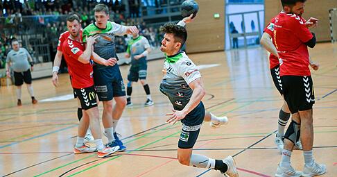 Jan Schenk (am Ball) spielte 2023 noch selbst f&uuml;r den TSV Willsbach, bevor ihn ein Knorpelschaden zu einem fr&uuml;hzeitigen Karriereende zwang.