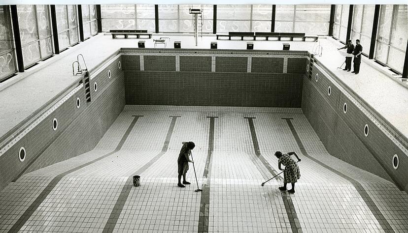 Zusammengestellt von Archiv und Dokumentation der Heilbronner Stimme  - 

August 1964: Der Neubau eines städtischen Hallenbades in Neckarsulm geht jetzt seiner Vollendung entgegen. Schon hat die Stadt den Einweihungstermin festgelegt. Anfang Oktober soll dieses Ereignis, die festliche Übergabe des ersten Neubaus eines Hallenbades nach dem Kriege im Unterland einschließlich der Stadt Heilbronn, gebührend gefeiert werden.