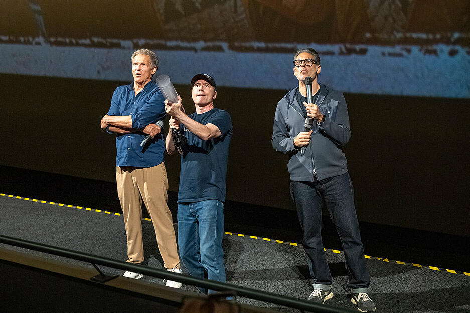 Michael Bully Herbig schie&szlig;t bei der Vorstellung in Leonberg von "Das Kanu des Manitu" Handt&uuml;cher ins Publikum.