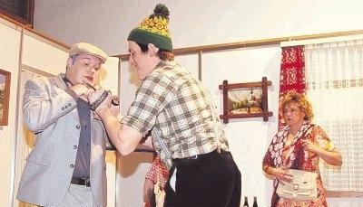 Weil der Lokalredakteur ein Techtelmechtel mit Elvira, Hubertus Gegenkandidatin, beginnt, schneidet Friedolin ihm die Krawatte ab und schließt ihn aus der Männerbewegung aus. Foto: Werner Stuber Weil der Lokalredakteur ein Techtelmechtel mit Elvira, Hubertus Gegenkandidatin, beginnt, schneidet Friedolin ihm die Krawatte ab und schließt ihn aus der Männerbewegung aus. Foto: Werner Stuber