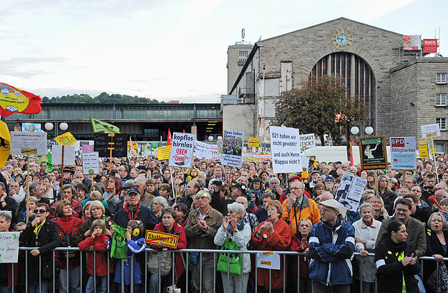 Stuttgart 21-Gegner demonstrieren am Montag (27.09.2010) vor dem ehemaligen Nordflügel des Hauptbahnhofs in Stuttgart. Tausende Gegner von Stuttgart 21 sind am Montagabend einmal mehr gegen das umstrittene Milliardenprojekt auf die Straße gegangen. Rund 18 500 Menschen zählten die Veranstalter am bei der traditionellen Montagsdemonstration am Hauptbahnhof, die Polizei sprach von mehr als 8000 Teilnehmern. Foto: Marijan Murat dpa/lsw ++ +++ dpa-Bildfunk +++ Stuttgart 21-Gegner demonstrieren am Montag (27.09.2010) vor dem ehemaligen Nordflügel des Hauptbahnhofs in Stuttgart. Tausende Gegner von Stuttgart 21 sind am Montagabend einmal mehr gegen das umstrittene Milliardenprojekt auf die Straße gegangen. Rund 18 500 Menschen zählten die Veranstalter am bei der traditionellen Montagsdemonstration am Hauptbahnhof, die Polizei sprach von mehr als 8000 Teilnehmern. Foto: Marijan Murat dpa/lsw ++ +++ dpa-Bildfunk +++