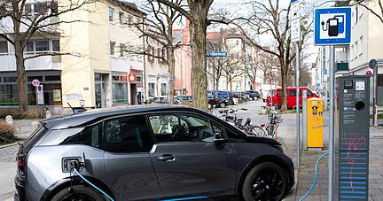 Unter den großen deutschen Städten fahren die Einwohner von Stuttgart, Münster, Bielefeld und München besonders häufig mit Elektroautos.