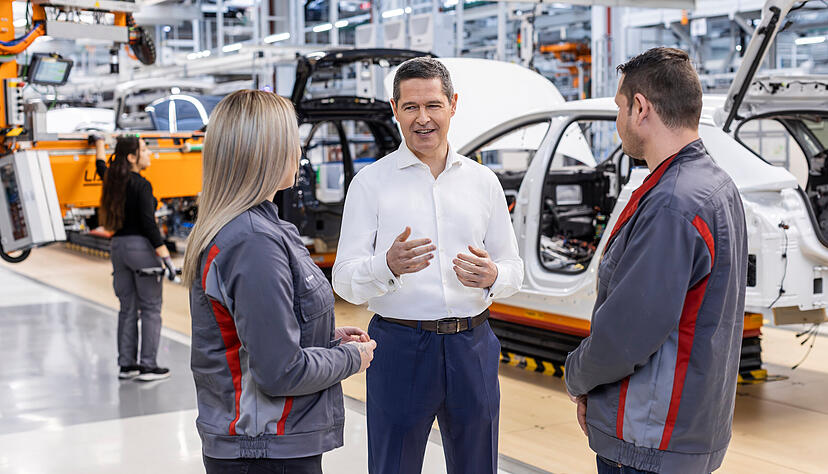 Audis Personalvorstand Xavier Ros (Mitte) freut sich &uuml;ber die Ergebnisse der Befragung. Der Spanier sucht intern regelm&auml;&szlig;ig den Kontakt mit Besch&auml;ftigten aus den verschiedensten Bereichen.