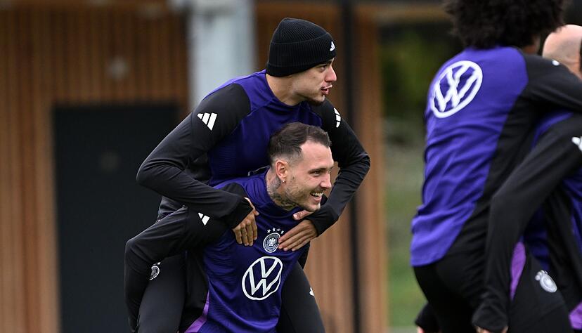 Huckepack zum Erfolg: David Raum und Aleksandar Pavlovic (oben) bei einer Trainingsübung.