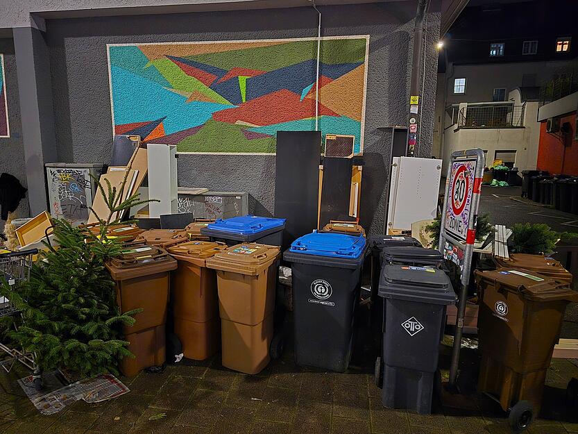 In der Heilbronner Kernstadt sorgen alte M&uuml;lltonnen w&auml;hrend der &Uuml;bergangsphase f&uuml;r volle Gehwege.