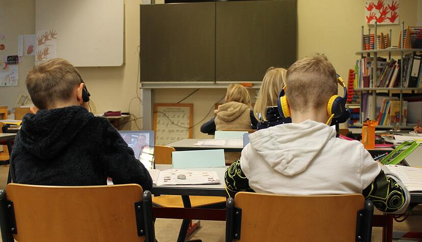 Videokonferenz in der Gemminger Notbetreuung: Die Kinder folgen dem digitalen Unterricht. Foto: Simon Gajer