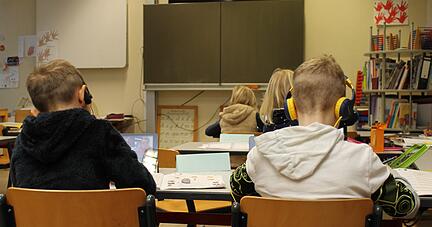 Videokonferenz in der Gemminger Notbetreuung: Die Kinder folgen dem digitalen Unterricht. Foto: Simon Gajer
