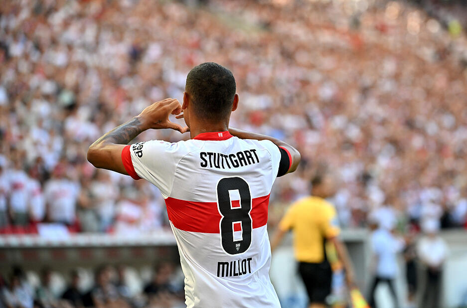 So sieht das Bundesliga-Trikot des VfB Stuttgart von hinten aus. Roter Brustring, schwarze Schrift.
