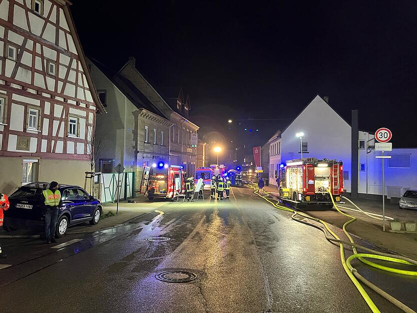 Der Scheunenbrand ist gelöscht, doch der Schaden ist groß: Auf rund 500.000 Euro wird er am Abend geschätzt. Der Scheunenbrand ist gelöscht, doch der Schaden ist groß: Auf rund 500.000 Euro wird er am Abend geschätzt.