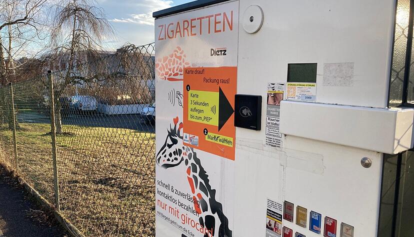 Ein Zigarettenautomat vor dem Gel&auml;nde von Tabak Dietz in Leingarten.