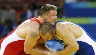 Mirko Englich (rot) k&auml;mpft gegen Aslanbek Chuschtow (blau).