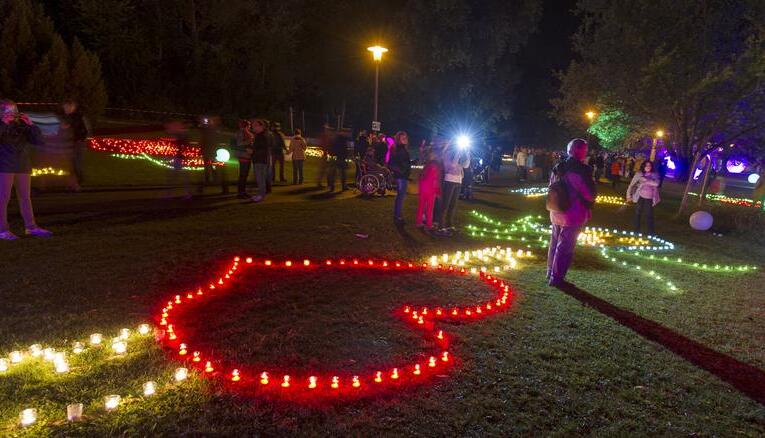 Das romantische Lichterfest im Kurpark beginnt heute Abend trotz Regen. An drei Tagen sollen die Leuchten brennen.
Foto: Mugler Das romantische Lichterfest im Kurpark beginnt heute Abend trotz Regen. An drei Tagen sollen die Leuchten brennen.
Foto: Mugler