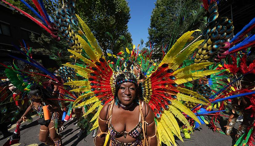 Viele der aufwendigen Kost&uuml;me sind mit bunten Federn geschm&uuml;ckt.