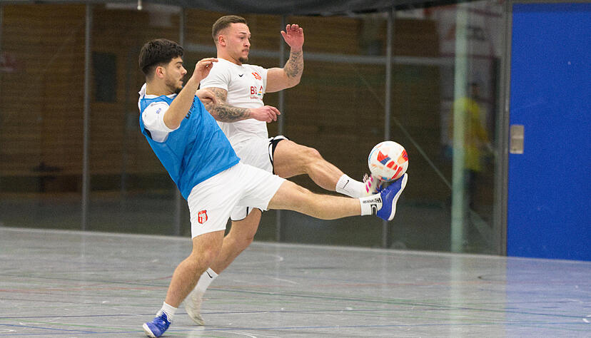 Im umk&auml;mpften Finale des Atat&uuml;rk-Cups setzt sich T&uuml;rkspor Mannheim (vorne) gegen T&uuml;rkspor Mosbach mit 2:1 durch.